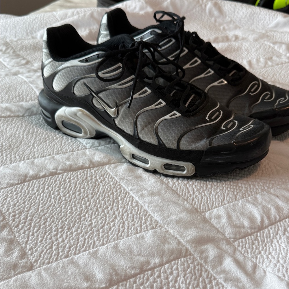 Nike Men's Black and Gray